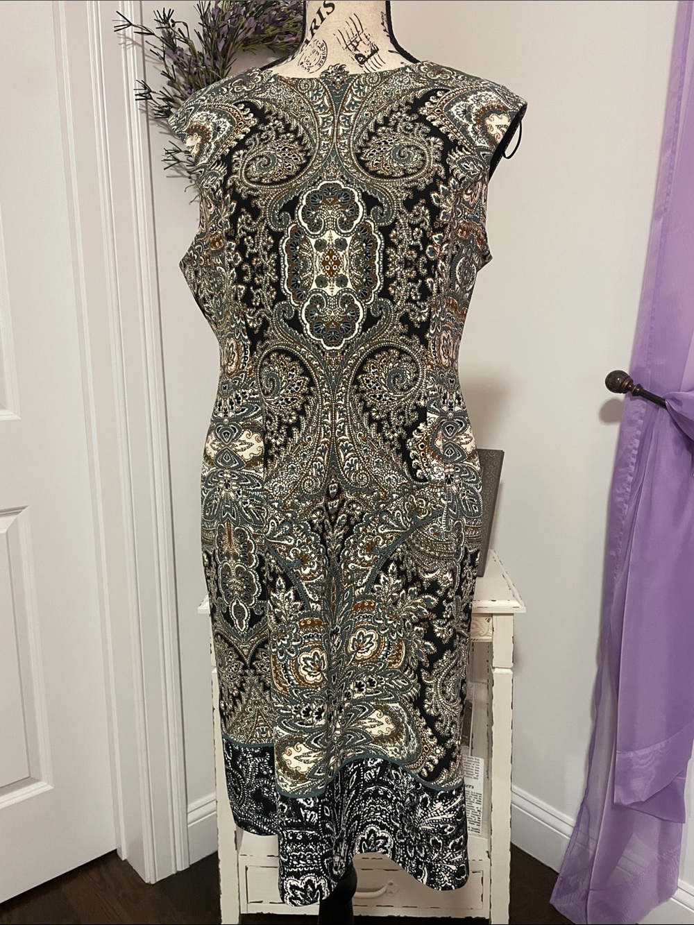 Sleeveless Paisley Midi Dress in Black and Cream